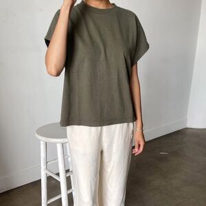 le Bone Shoppe Jeanne Tee - Olive
